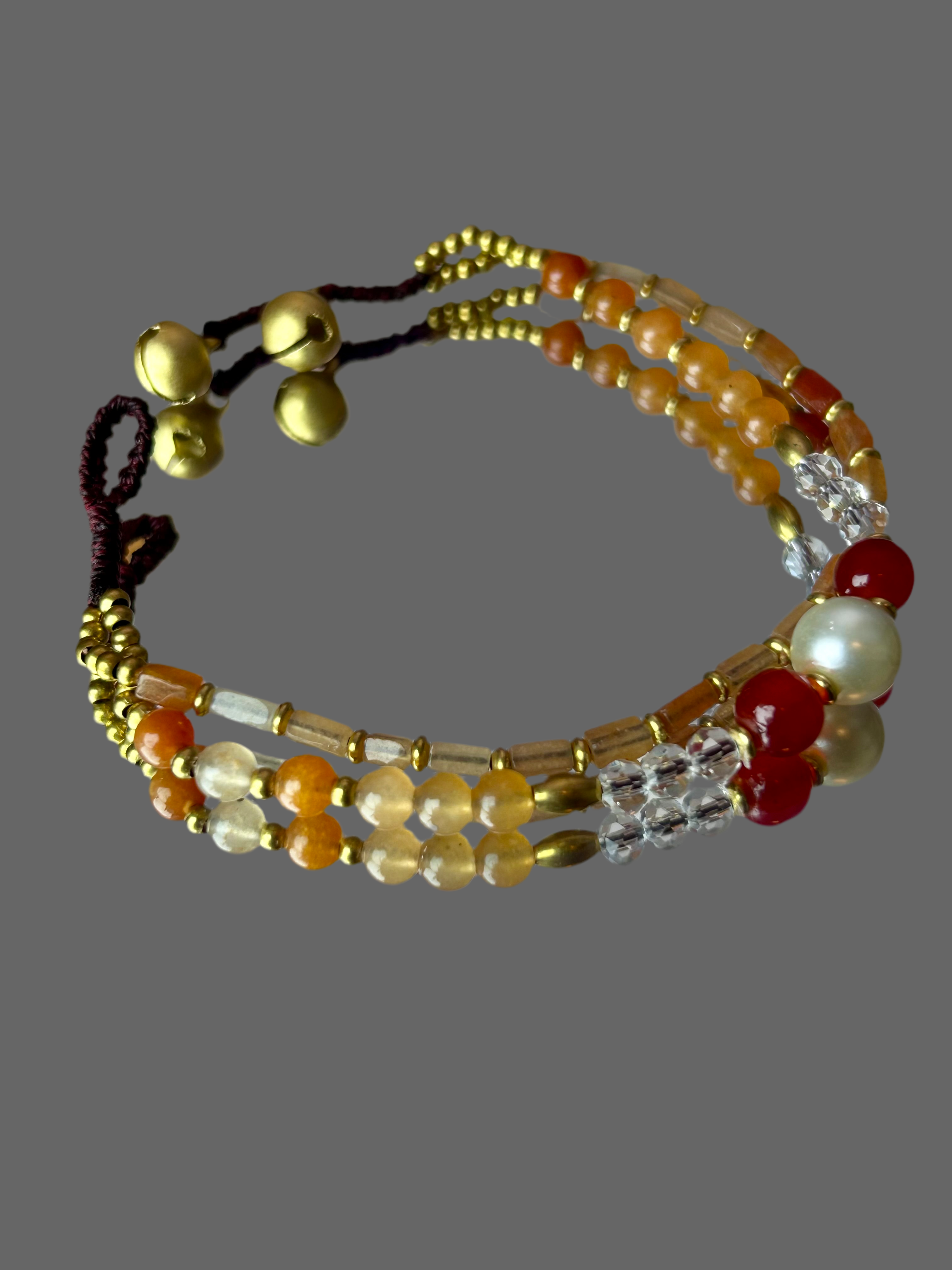 A niche vintage-inspired handmade woven bracelet with a sense of design